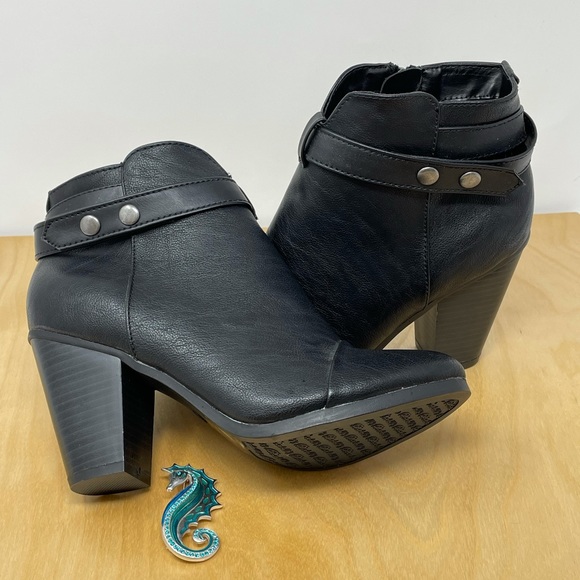 Breckelles Shoes - Breckelle’s Gail Black Zip Ankle Boot Size 8.5